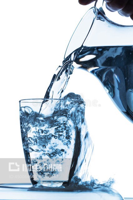加水和水壺的玻璃Glass with water and jug