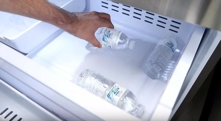 礦泉水放入冰箱,用手輕點水面,讓你擁有冷凍的能力